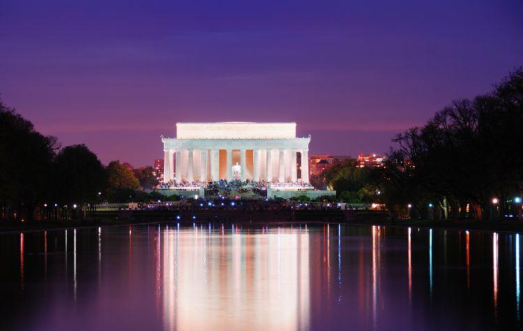 Lincoln memorial in moonlight